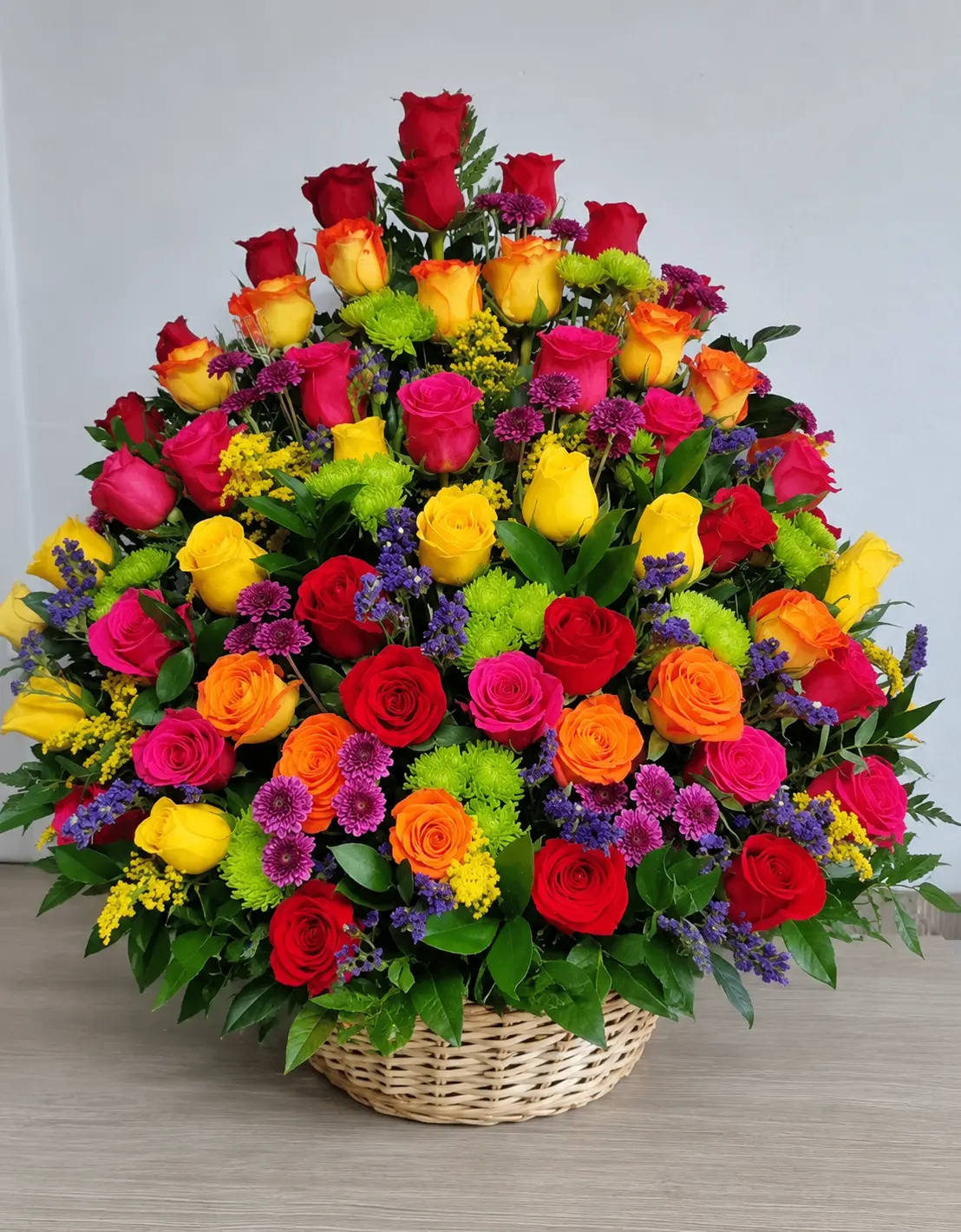 Canasta de Rosas Arcoíris