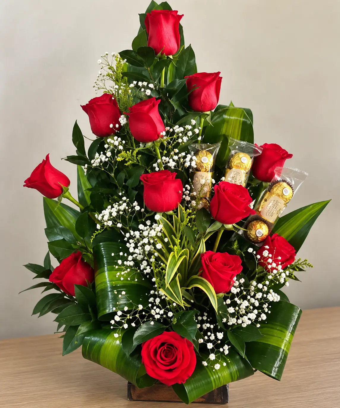 Ramo Triangular de Rosas y Chocolates
